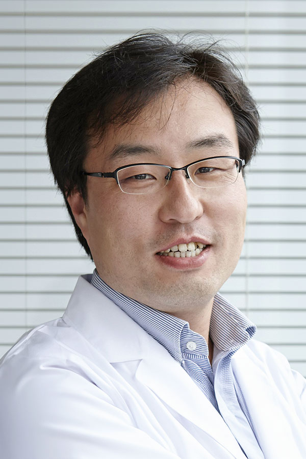 特任教授 吉岡靖雄